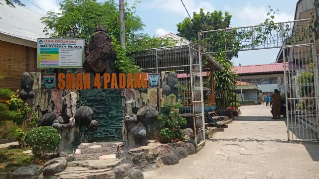Kilau Prestasi dan Dedikasi Pendidikan di SMAN 4 Padang